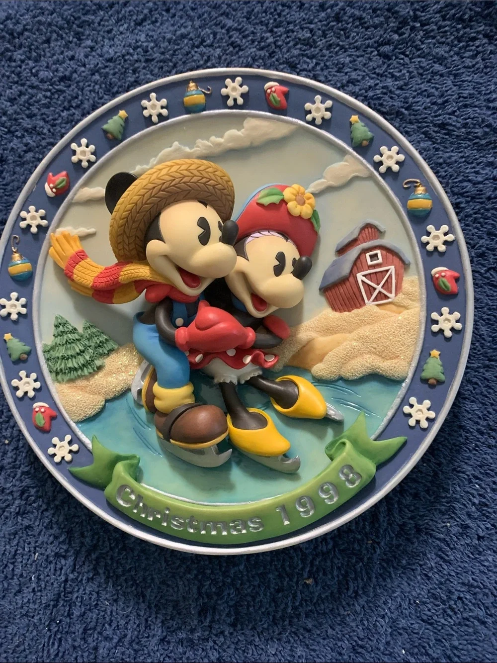 Disney Mickey & Minnie Holiday Ice Skating Plate with hanger Christmas 1998.